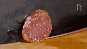 金字火腿肉香腸上鍋蒸15分鐘，切片備用。