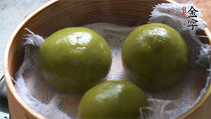 青團(tuán)上沸水鍋中蒸10分鐘即可。