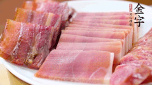 擺盤后鋪上老豆腐，淋點(diǎn)料酒，灑點(diǎn)白糖上鍋蒸20分鐘。