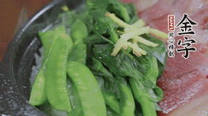 燜好的米飯開蓋，放入菜心、荷蘭豆，澆上調(diào)味汁拌勻。