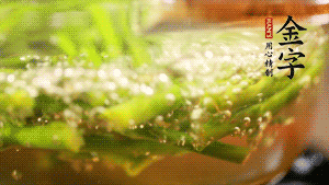 油菜花和切成段的蘆筍分別入熱水焯熟。