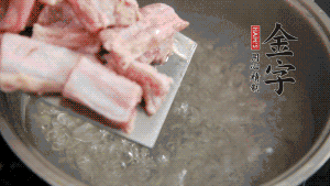 剁成塊狀的排骨洗凈，放入沸騰的鍋中，加姜片汆燙，2分鐘后撈出備用。