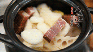 加水沒過食材，加料酒大火煮沸后，再小火燉煮1小時。（如果沒有砂鍋小火燉煮，用電飯煲的煮湯功能、高壓鍋也是可以的。）