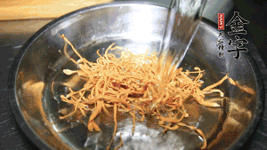 蟲草花用涼水浸泡10分鐘，干香菇溫水泡發(fā)至軟去蒂備用。蓮子、紅棗也可一同清洗干凈。
