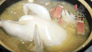 煮沸時(shí)加入蟲草花、香菇、紅棗，以料酒調(diào)味繼續(xù)小火燉煮1小時(shí)左右。