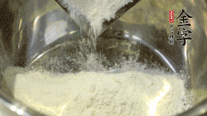 【油皮】1．將油皮材料放入料盆中，緩緩加100ml水，攪拌成雪花片狀。在案板上反復(fù)揉搓成有一定筋度的光潔面團，搓成12個團子。