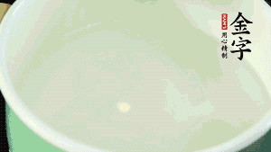 鍋中盛涼水，放入汆燙好的鴿子、火腿片、生姜片。