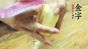將食材洗凈，茄子、土豆切滾刀塊。