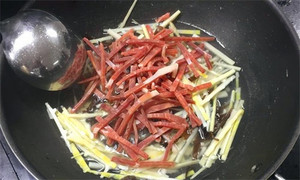 火腿絲、筍絲、黑木耳絲汆水后，瀝干。