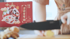 將處理好的老鴨放入冷水鍋中，丟入姜片，冷水煮沸去腥。