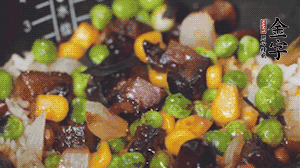 出鍋前加蠔油、生抽調(diào)味，撒點(diǎn)熟白芝麻即可。