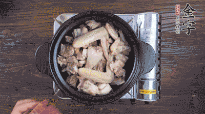 將雞肉塊、火腿、料酒、姜一同放入在燉鍋中，加冷水大火煮開(kāi)后，小火燉煮40分鐘。