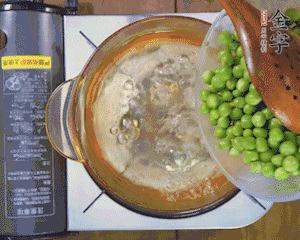 豌豆粒焯水30秒，過涼水。