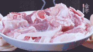 新鮮羊肉冷水入鍋，加姜片、清水焯水，除去血沫。