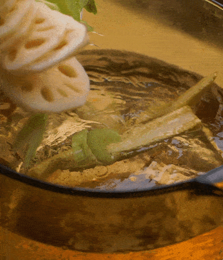 把玉米筍（對半切開）、西芹（切斜片）、蓮藕（切片），放入開水鍋內(nèi)，加點(diǎn)少許鹽、油，汆燙2分鐘。
