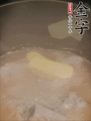 排骨洗凈，加生姜、黃酒焯水，溫水洗凈備用。