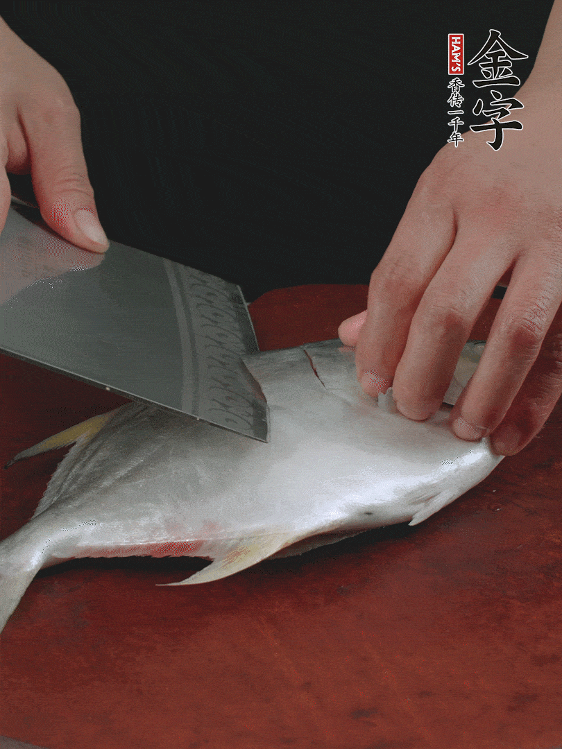 處理干凈銀鯧魚1條，表面斜刀切出花刀。