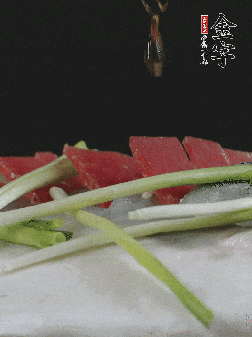 蔥白置于魚身，放適量豌豆，淋上花雕酒。