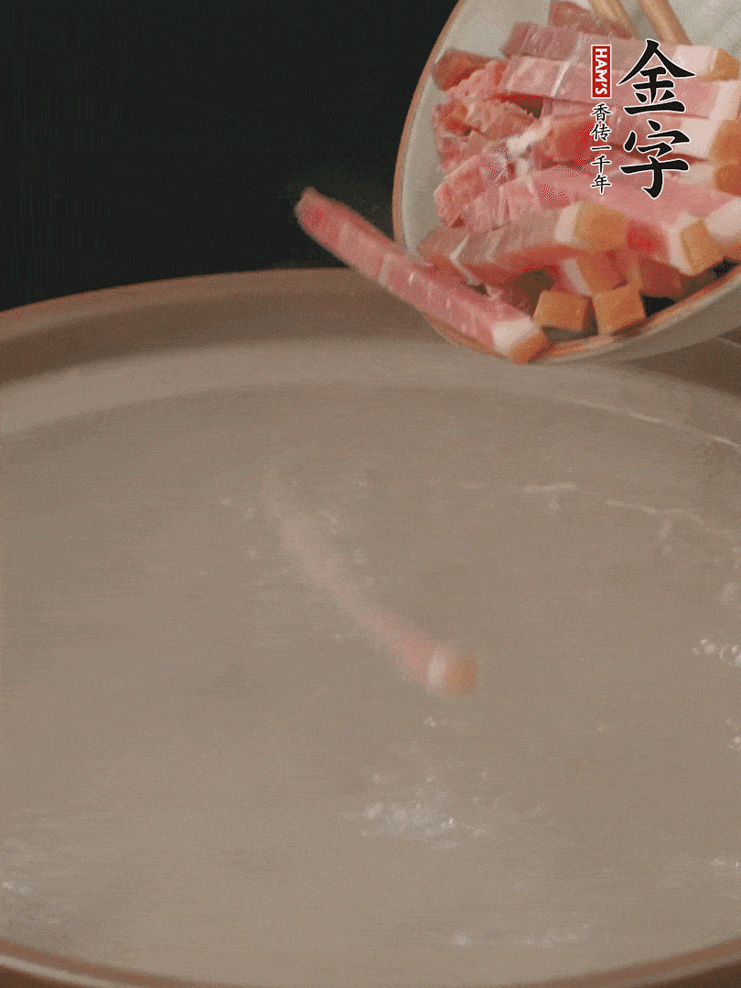 金字火腿切絲，熱水下鍋，放火腿燉煮15分鐘。