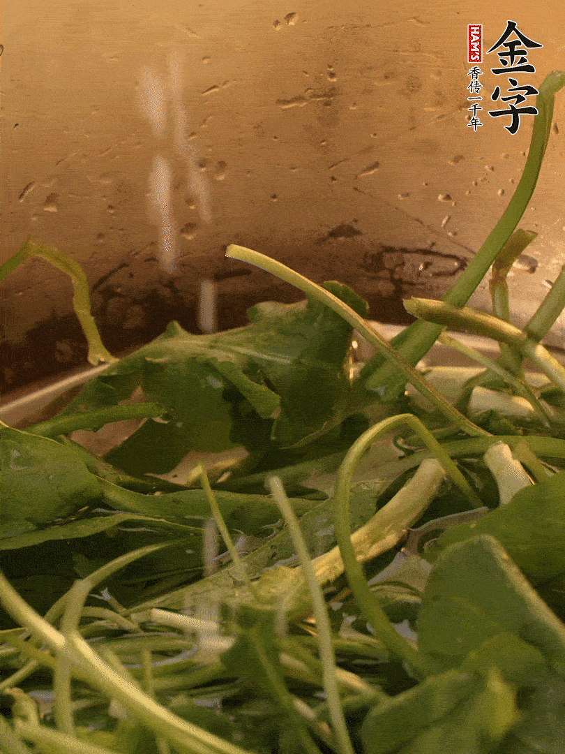薺菜去掉根部，加小蘇打、鹽熱水沸騰燙軟。
