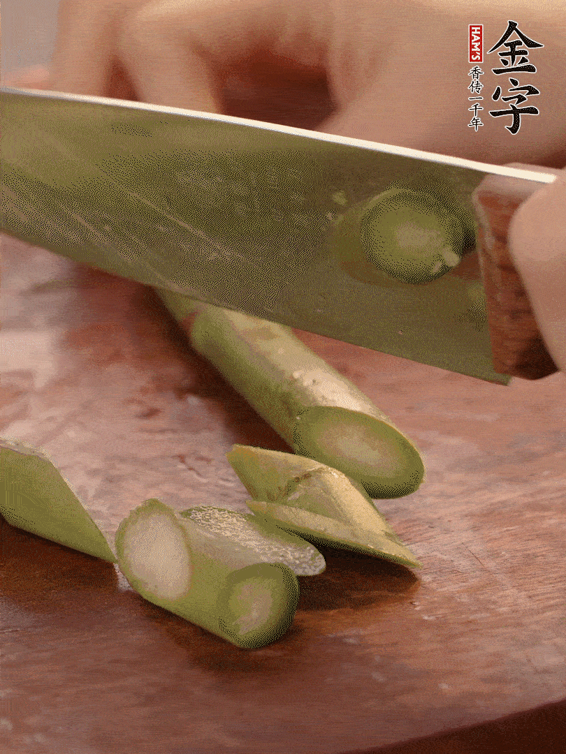 蘆筍去掉底部老的部分，斜切成段。白玉菇去掉根部，日本豆腐切成圓厚片。
