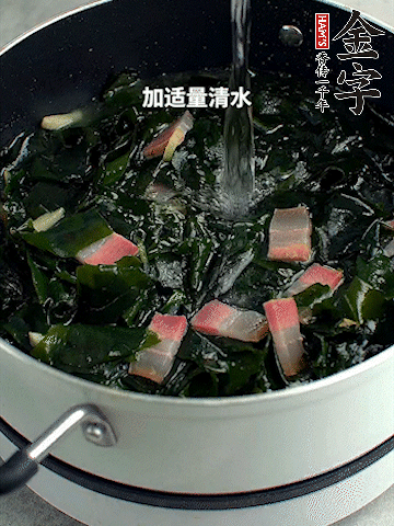 放入泡發(fā)好的裙帶菜翻炒一下，加適量清水燉煮。
