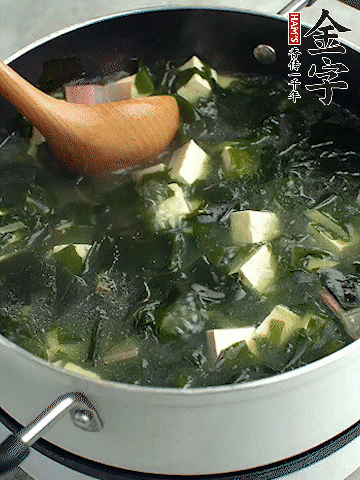 煮到沸騰后，再放入豆腐蓋蓋子煮3分鐘。