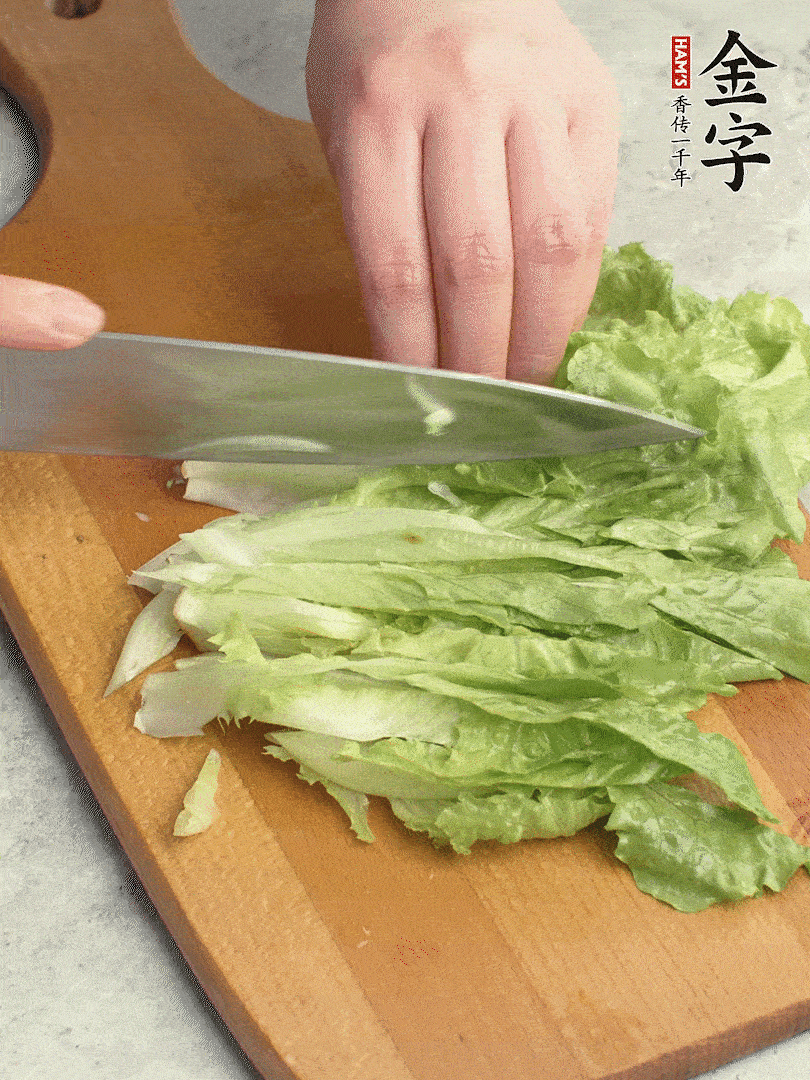 胡蘿卜、生菜、黃瓜切絲。