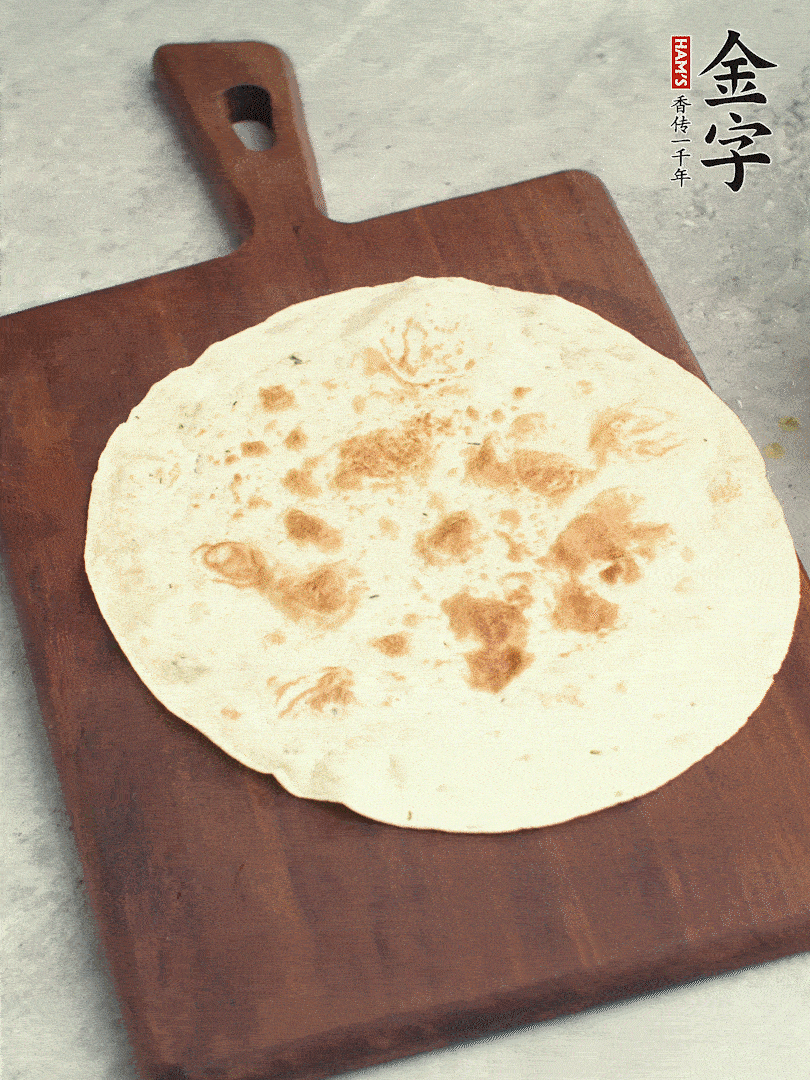 食材依次鋪在卷餅皮上，卷起來(lái)。