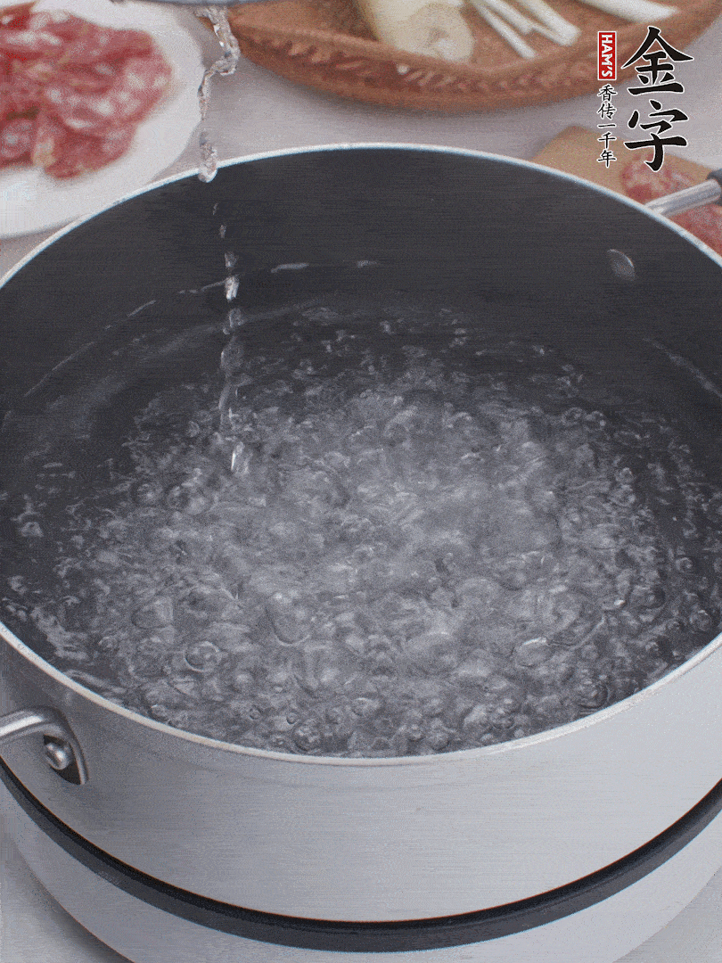 春筍去殼切片，焯水3分鐘。