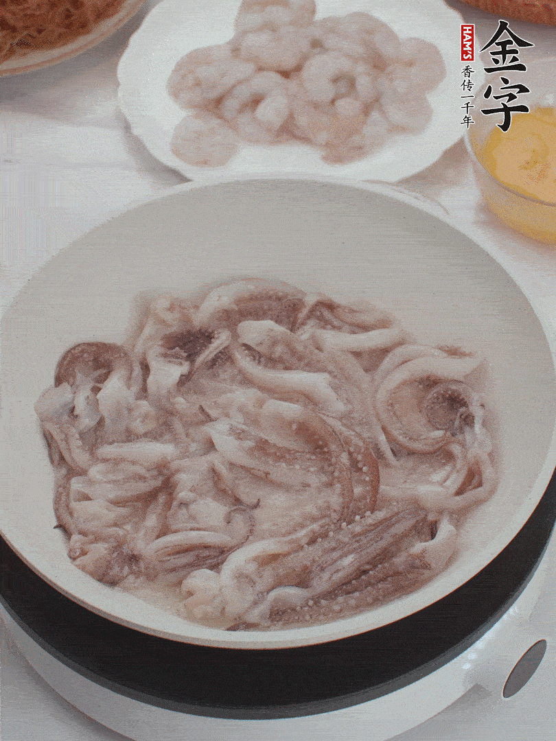 蝦仁、魷魚滑油，蛋液炒制半熟。