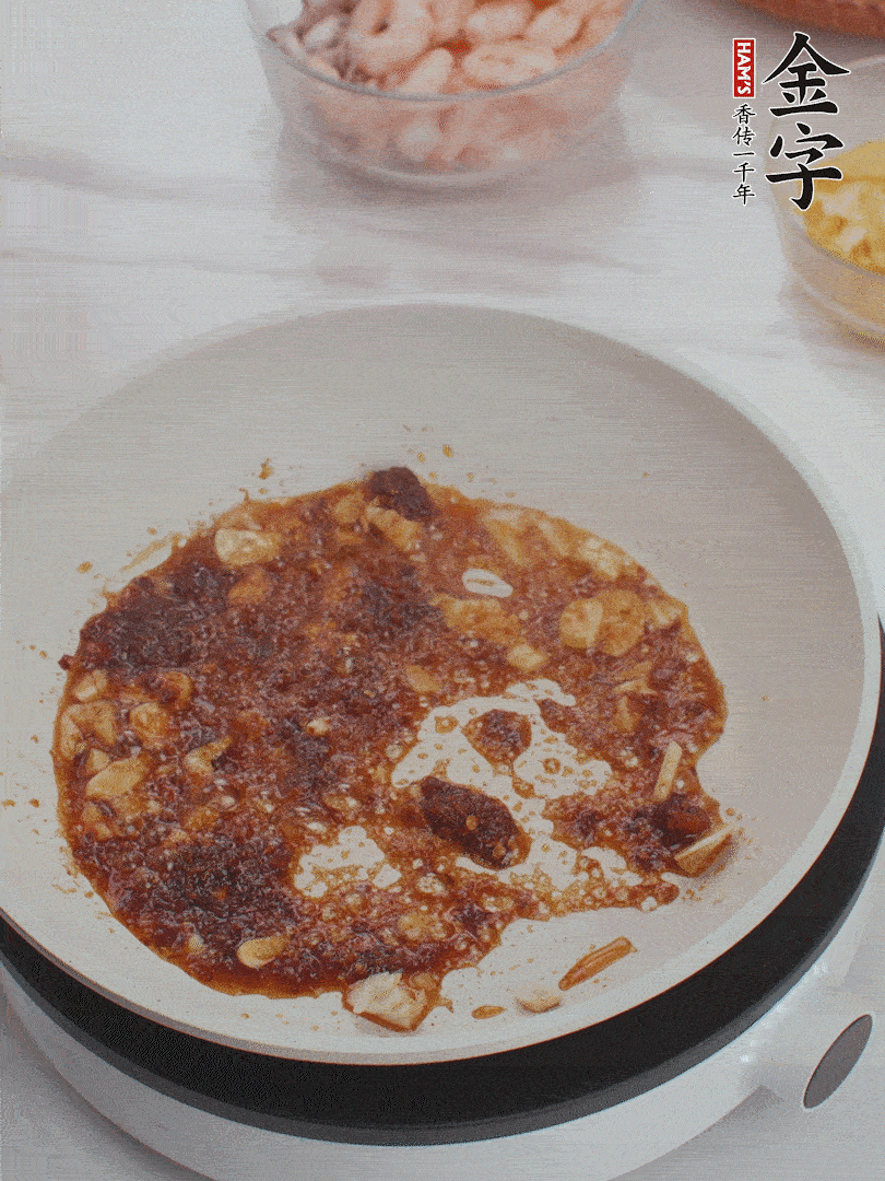 冷鍋熱油，1大勺金字火腿XO醬、蒜末炒香，倒粉絲一起炒。