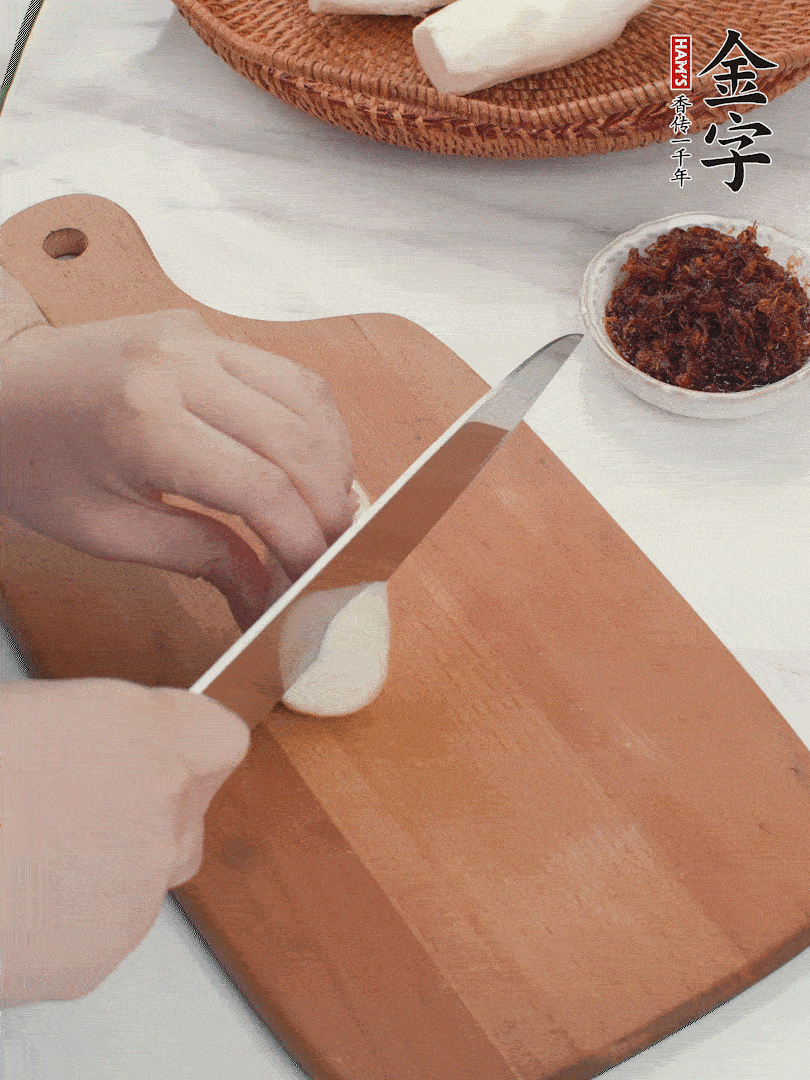 茭白剝殼，洗凈后切滾刀塊。
