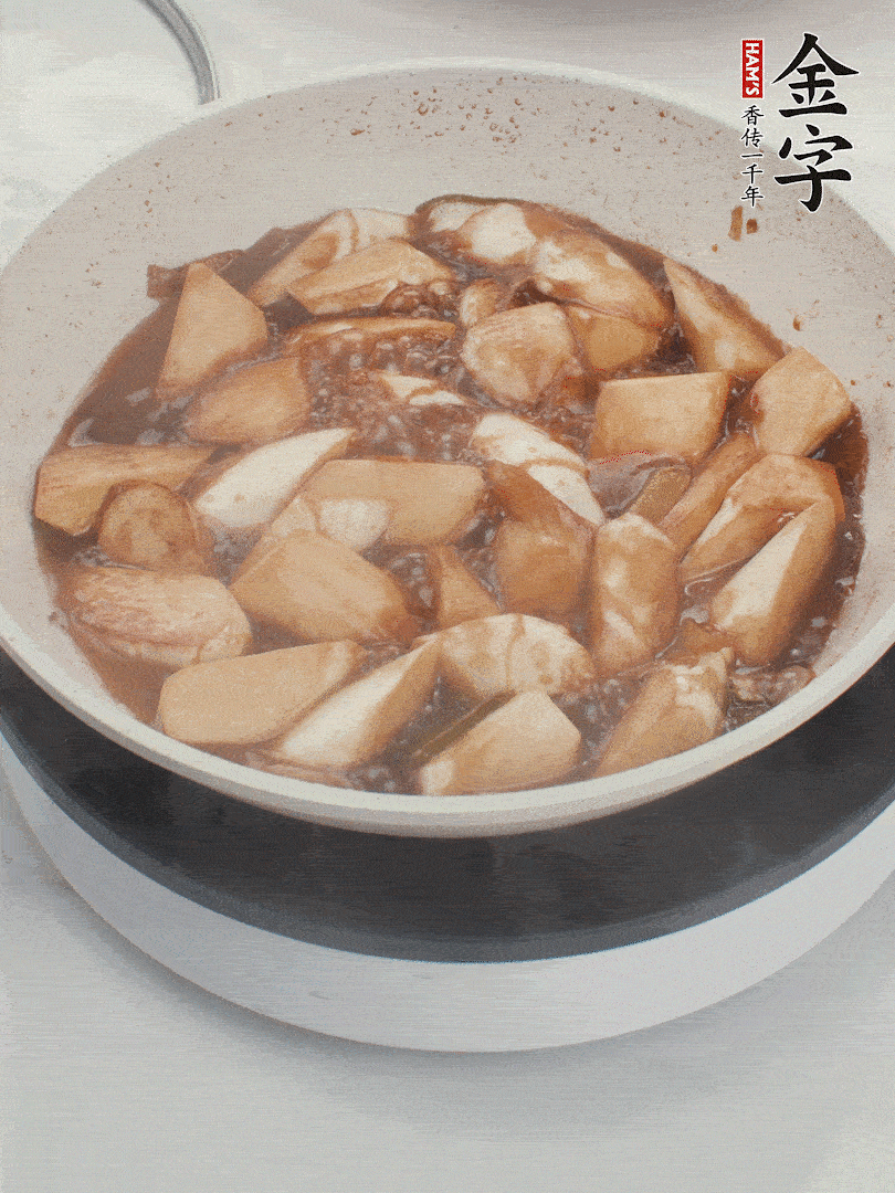 待茭白煸到微微發(fā)黃加入調(diào)好的味汁翻炒。加一小碗清水蓋蓋子燜3-4分鐘。