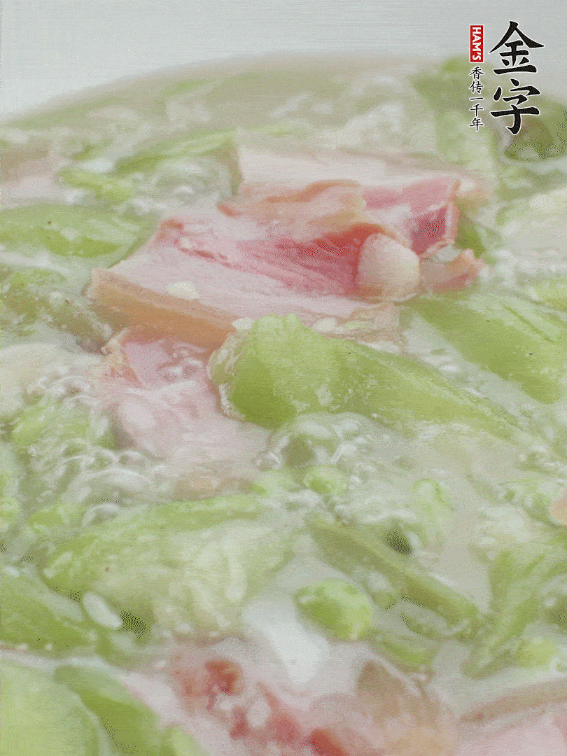加一點熱水、白胡椒粉、雞精翻炒1分鐘。