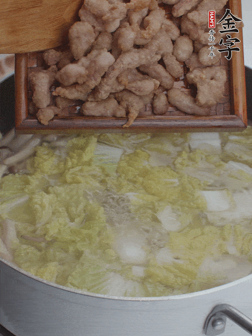 水開(kāi)后煮10分鐘，下娃娃菜、小酥肉煮3分鐘。