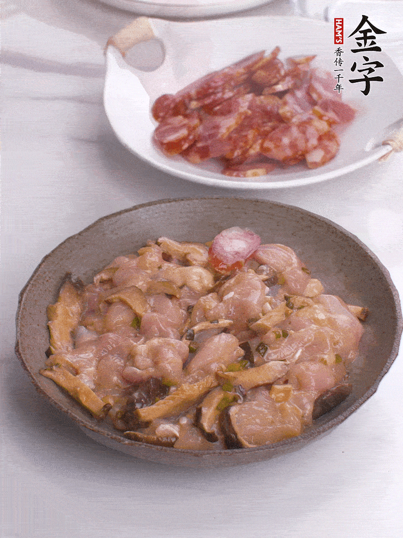 腌制后，雞肉中加淀粉1勺，頂部碼上香腸片。