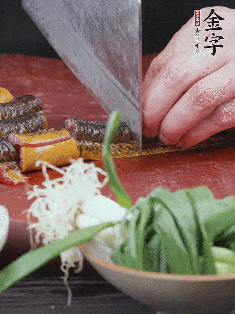 黃鱔去內(nèi)臟洗凈，切花刀斬段。沸水下鍋，加黃酒焯水去血沫。