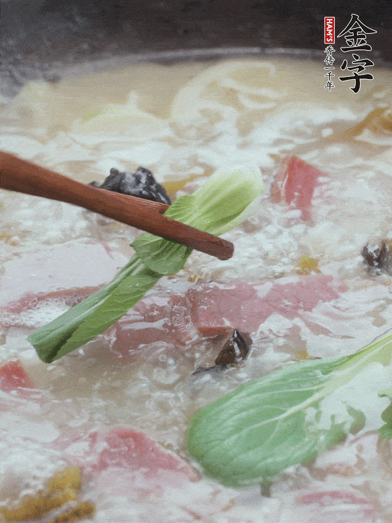 撈出蔥結(jié)，小菜心點(diǎn)綴。