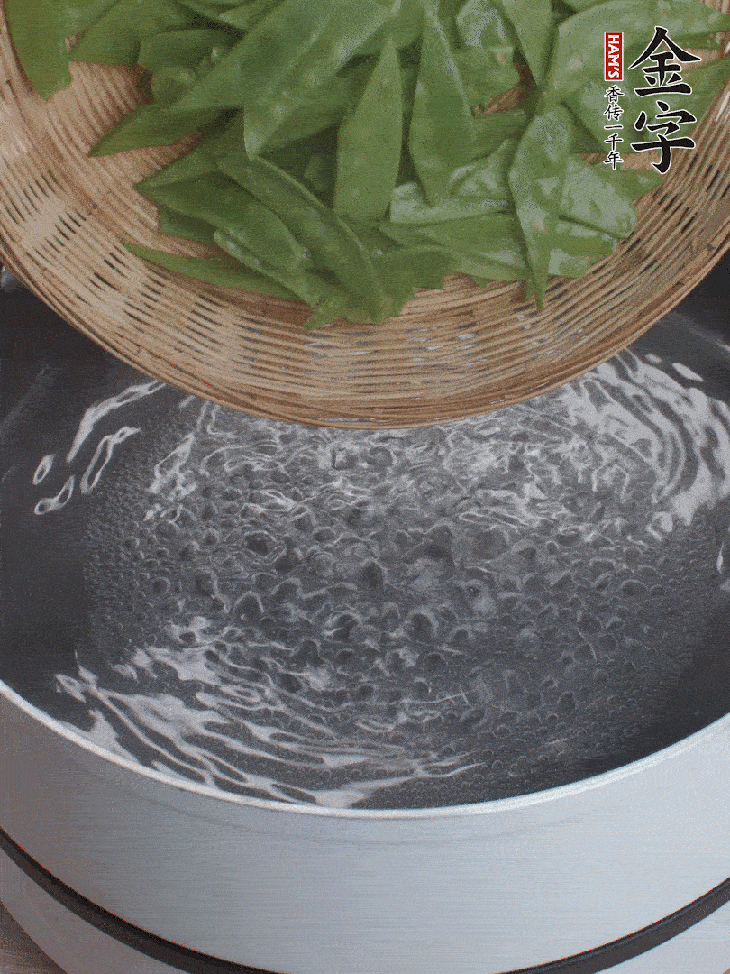 甜豆莢撕掉老筋，斜切兩半，焯水1分鐘。