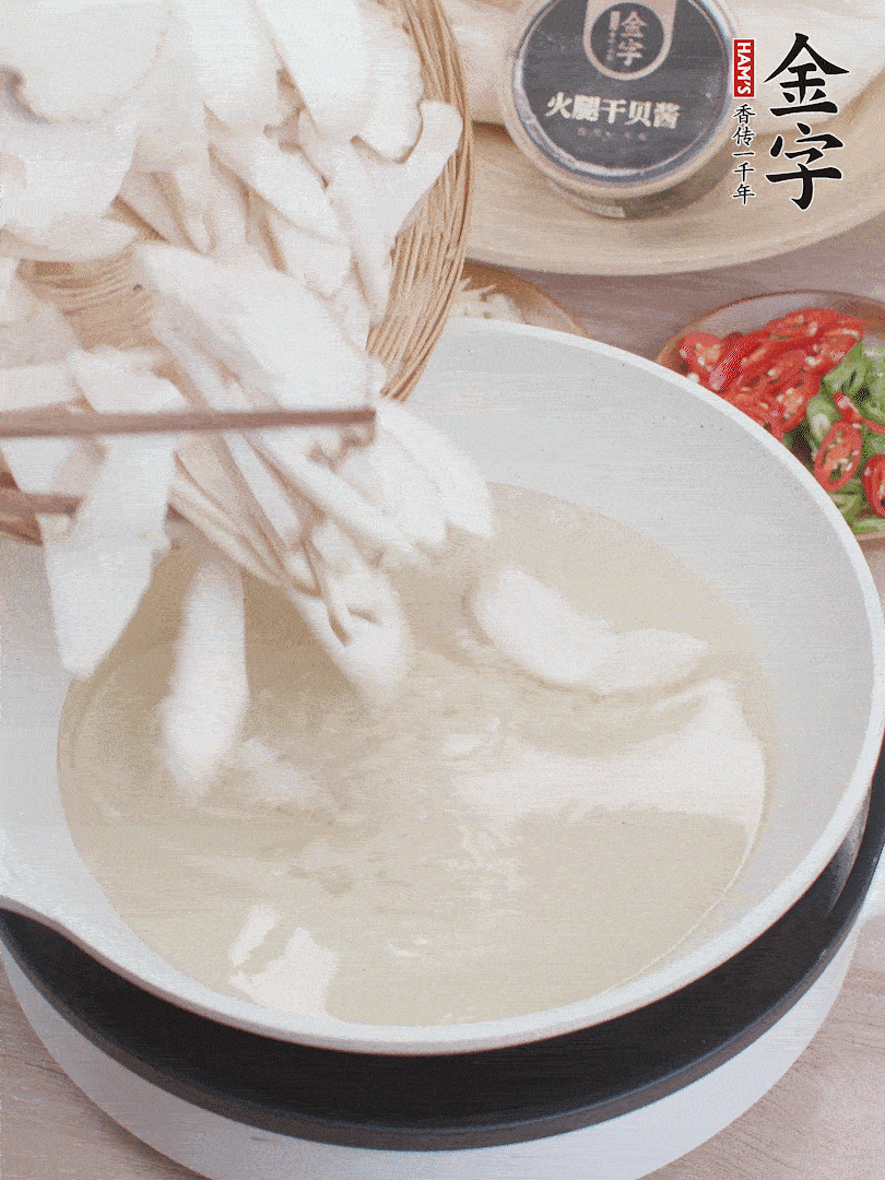杏鮑菇切成片，油溫7層熱炸2分鐘。