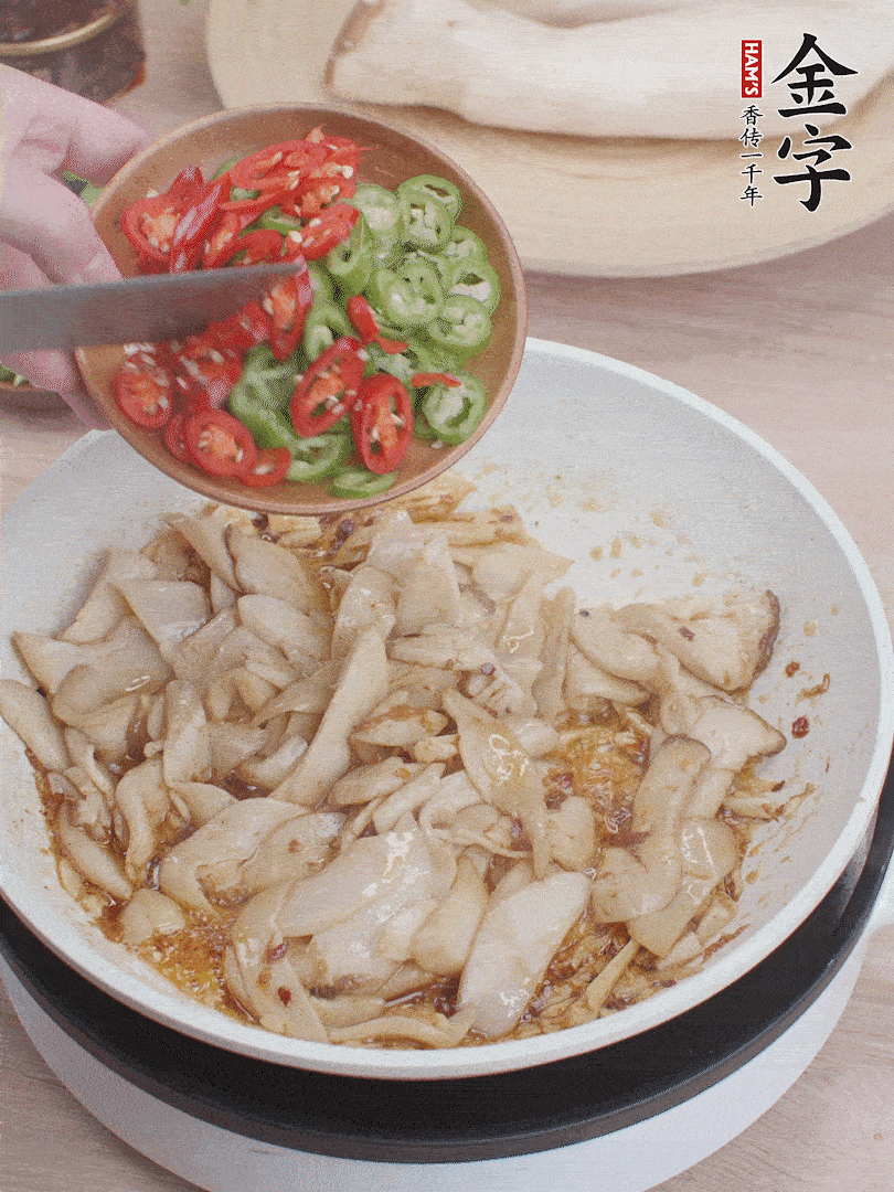 下杏鮑菇、青紅辣椒炒出香味。