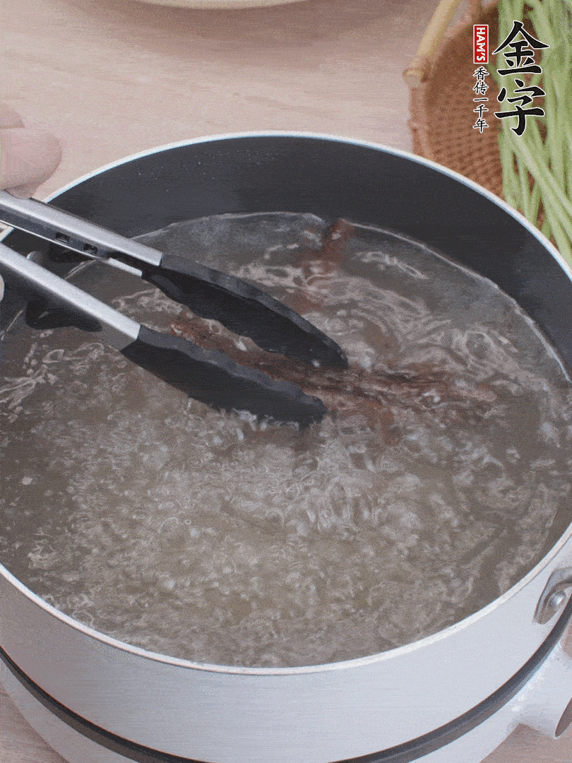 金字醬油肉下鍋煮10分鐘，切薄片。