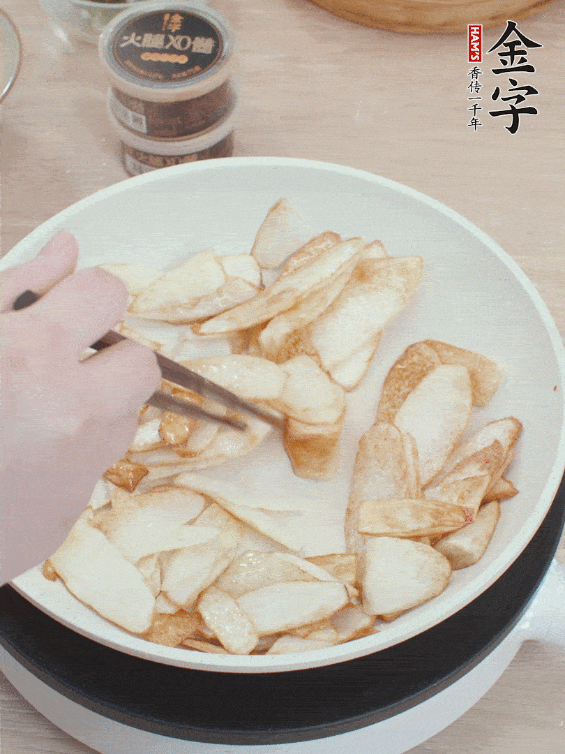 鍋中熱油，山藥煎至兩面金黃。