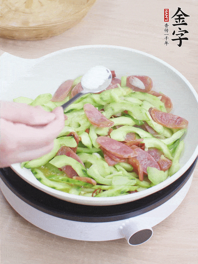 淋點開水，半勺白糖、1勺生抽調(diào)味。