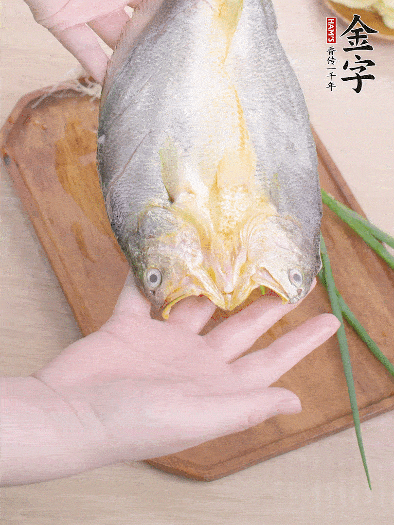 黃魚(yú)背部開(kāi)刀，洗凈切花刀。適量鹽涂抹魚(yú)身兩面。
