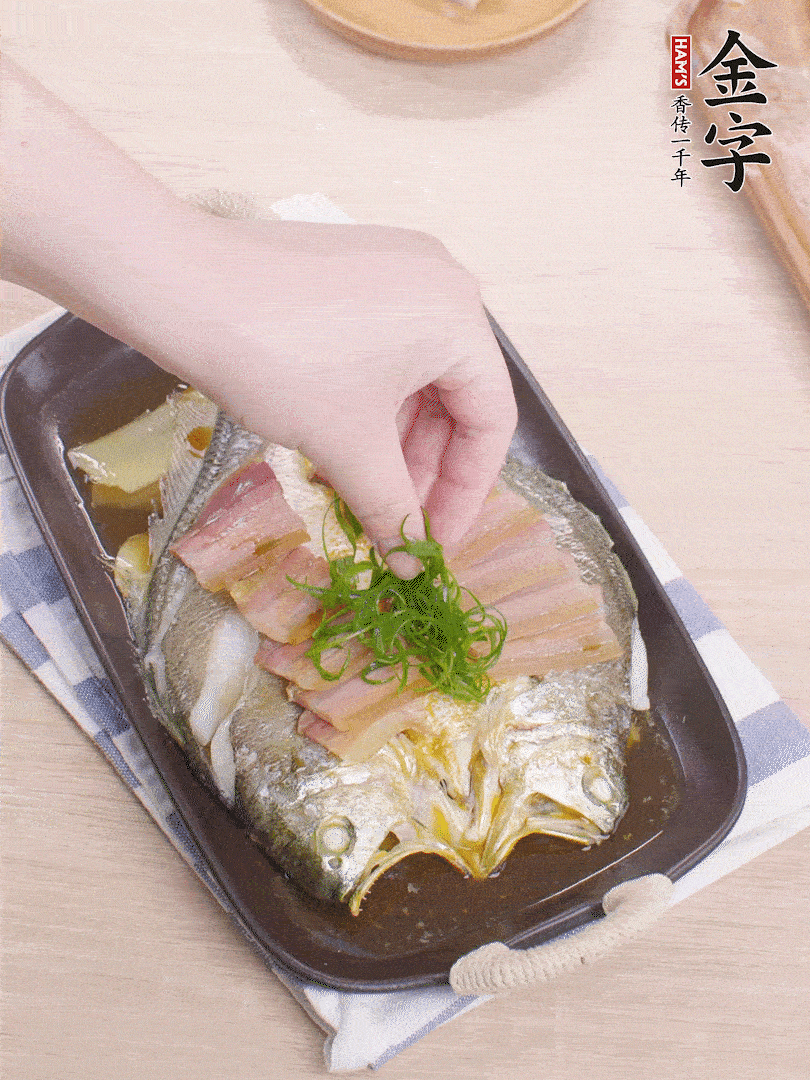 取出姜蔥，淋2勺蒸魚(yú)豉油，擺蔥絲。
