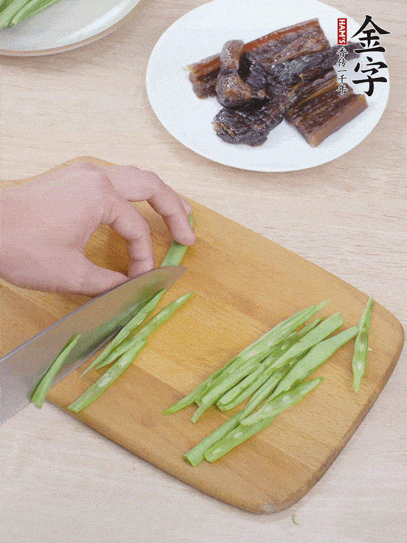 四季豆切絲。