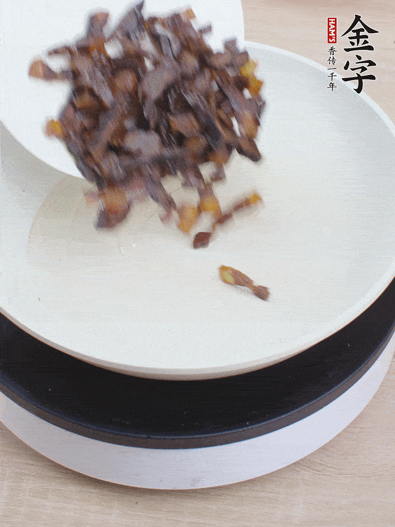 油熱倒醬油肉，編出香味。