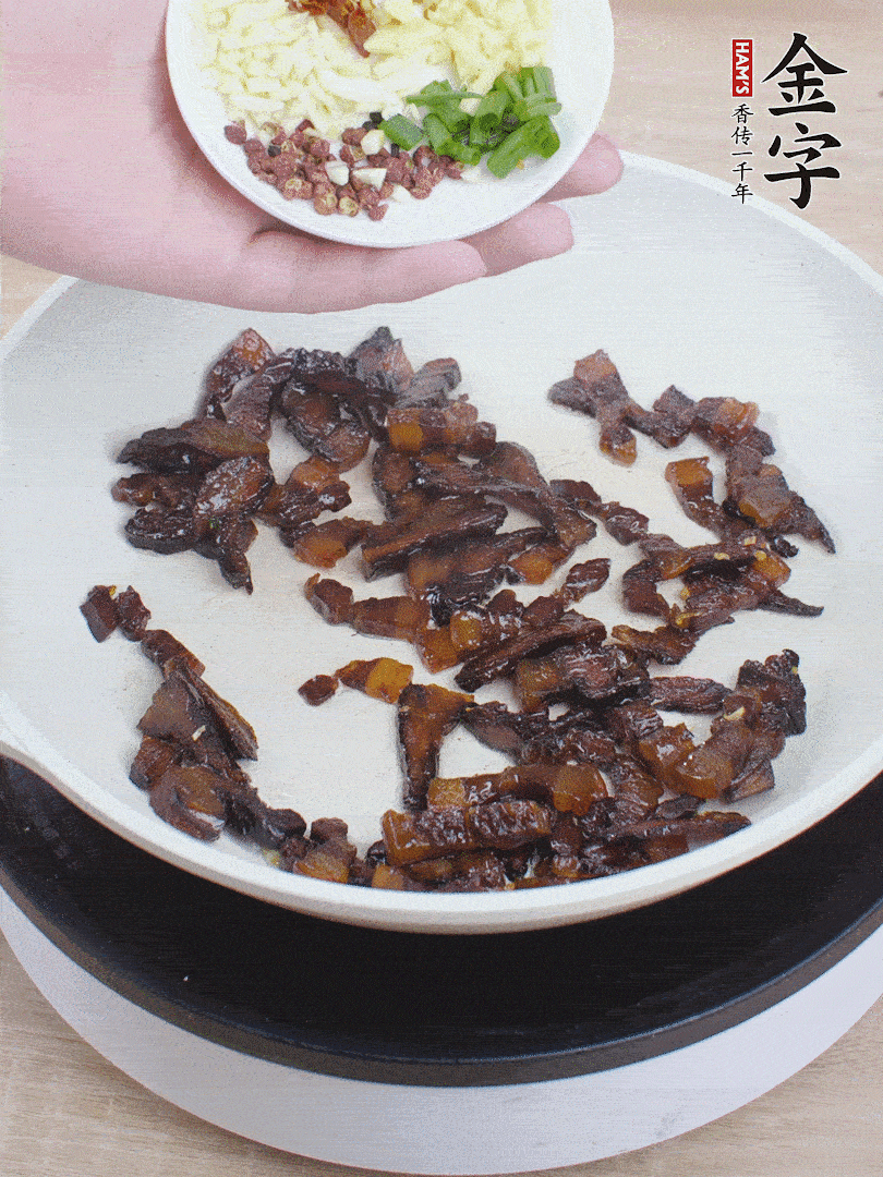 下蔥姜蒜、干辣椒、花椒粒炒香。
